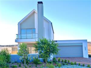 Stylish Home with Indoor-Outdoor Living in Scenic Langebaan Country Estate