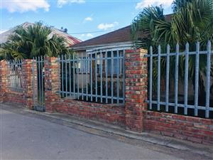 Cozy Family Home awaits you in the prime suburb of Cannon Hill Uitenhage