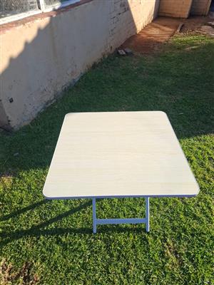 Folding table