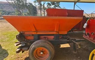 2000 3 TON LIME OR FERT SPREADER 