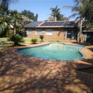 Stunning Modern 4 Bedroom Family Home in Kenleaf, Brakpan