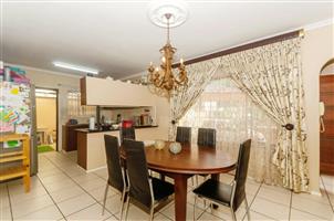 Townhouse For Sale in Queensburgh
