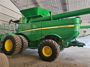 Massey Ferguson 7624 rotary combine harvester 
