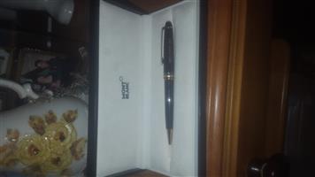 Mont Blanc black and gold pen series 10883