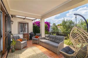 Stand Alone Townhouse With Wrap Around Garden