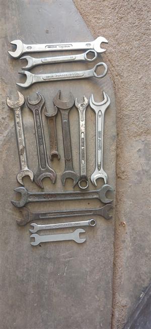 Old spanners and tools, 0832706942