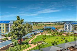 Neat and spacious 3-bedroom, 2-bathroom apartment in the secure and picturesque Greenpark complex.