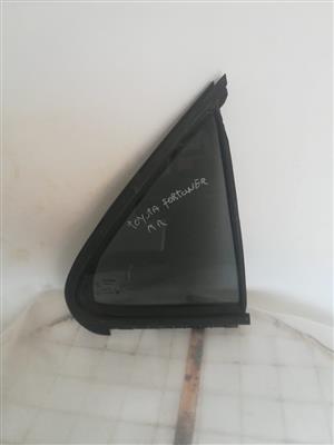 Toyota fortuner 2008 to 2016 right rear 1/4vent glass with rubber seal original