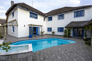 Designer 7-Bedroom Home in Balmoral, Queenstown with Pool, Flatlet and Airb&b Suite