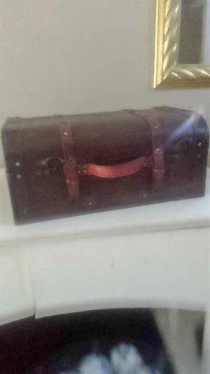 BEAUTIFUL  Leather & Wood Studded Case -  A LOVELY item for display or storage - CRESTA 