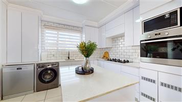 Immaculate contemporary ground unit to let in security estate!