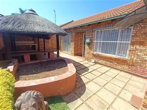 Townhouse For Sale in Die Hoewes