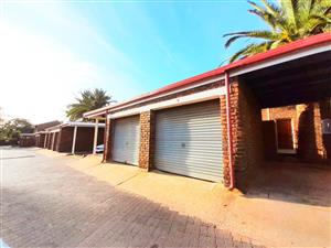 Townhouse For Sale in Clayville East