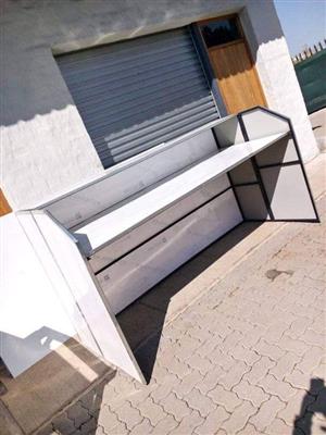Foldable selling table