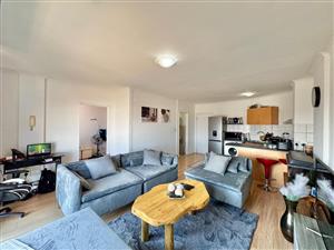 Harbour-Facing One Bedroom Apartment with Balcony & Pool in Woodstock