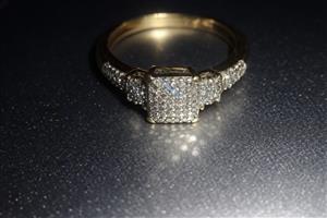 BARGAIN: STUNNING 3 SQUARE CLUSTER 9K YELLOW GOLD DIAMOND RING