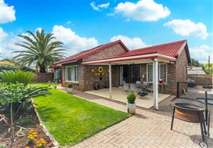 3 Bedroom Freehold for sale in Die Hoewes