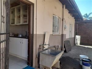 2 bedroom 1 bathroom house let in Robinia road wychwood germiston.