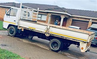Isuzu nkr 4 ton dropside truck