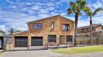 Spacious 4 Bedroom Family Home For Sale in Tergniet, Western Cape