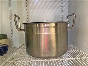 Pot heavy 32cm.its 15 litres 280 Steve Biko road  Gezina  Pretoria   Wattsup