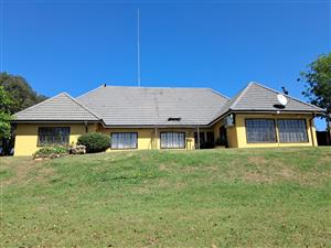 Spacious 4/5 Bedroom Home with Stunning Views and Bordering Msinsi Game Reserve