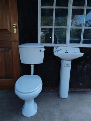 Toiletstel en handewasbak