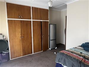Spacious 5th-floor apartment in Bloemfontein Central