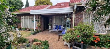 Sought-After Complex Living – Your Perfect Townhouse Awaits!