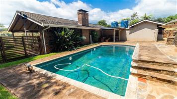 SABIE 4 Bedroom House with Pool, spacious garden and 2 One Bedroom Flats (Extra Income)