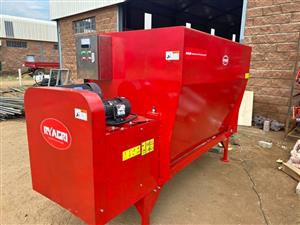 FEEDMIXERS 2,5 CUBIC MOBILE 3 CUBIC STATIONARY.