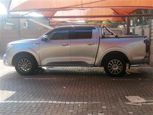 Roll bar and tonneau cover gwm p series for sale R4, 000.00 for both. Centurion 