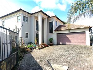 Stylish & Spacious 3-Bedroom Home in Up-market Sonneveld.