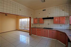 STUNNING 4 BEDROOM HOUSE TO LET IN BEZIDENHOUT VALLEY