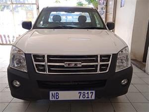 2013 ISUZU KB250 D MANUAL  DIESEL  WHITE COLOR   LEATHER INTERIOR 95,000KM 