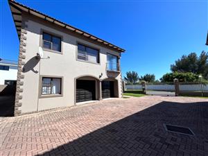  residence in the heart of Jeffreys Bay Central