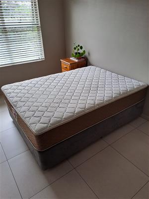 Slumberland hotelier deluxe double bed, base and mattress protector