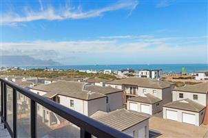 Penthouse Living With Panoramic Views – Waves Edge, Big Bay