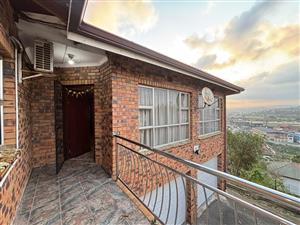 Beautiful 4 Bedroom 2.5 Bathroom Home in Sea Cow Lake For Sale