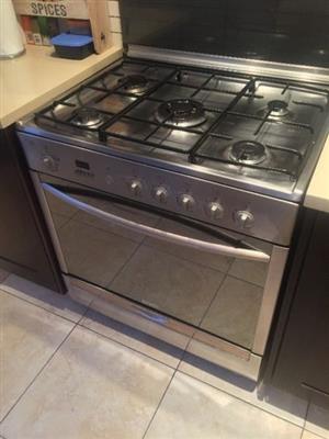 5)	Bosch 76cm gas hob and stove R5000 Parow I have a bakkie if you need help with transport 0637151039 #FBCVDW