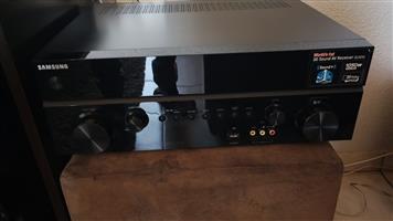Samsung HW-E5500 is a 1050W, 5.2-channel 3D component home theatre system featur