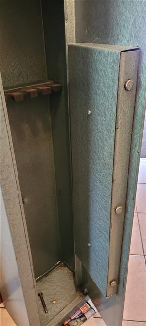 Rifle safe lock with shelves - L140cm, W35cm, D24.5cm. 