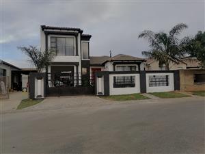 4 Bedroom House For Rent in Fleurhof Mega City