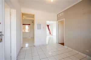 Convenient Two Bed Apartment Near Crompton Hospital