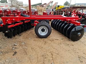 New trailed hydraulic offset disc harrows