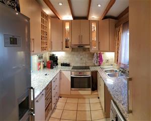 Townhouse For Sale in Eldoraigne