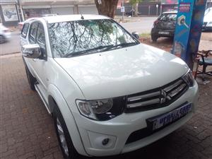 2015 Mitsubishi Triton 2.5DiD 4x4 Manual Double Cab white color Canopy  140000km 