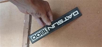 Datsun 1800, badge