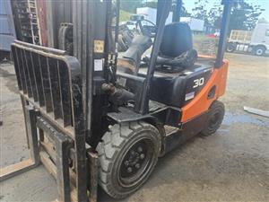 T854- 2011- DOOSAN D30 S-5 FOLKLIFT