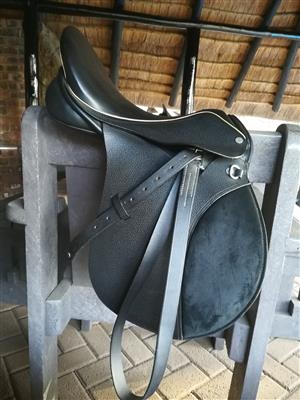 Jorge Canaves 17" Jump Spoga Saddle - Excellent condition  